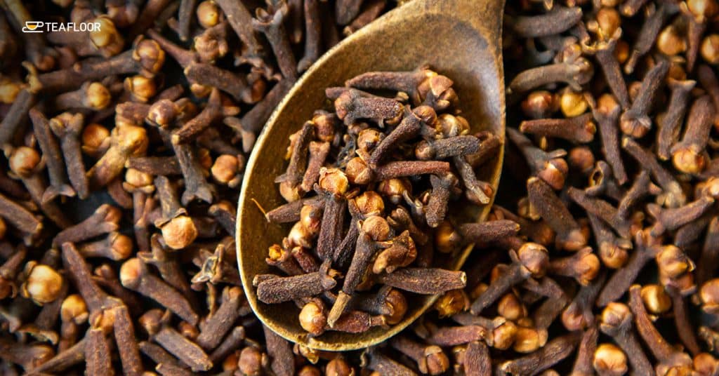 Whole cloves with aromatic spices